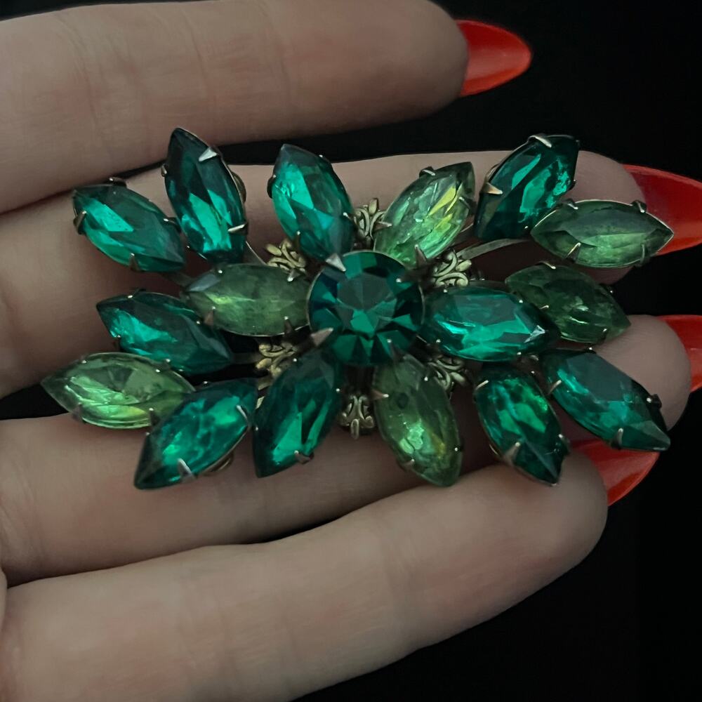 Vintage Estate Unsigned Sparkling Dramatic Green Rhinestone Statement Brooch